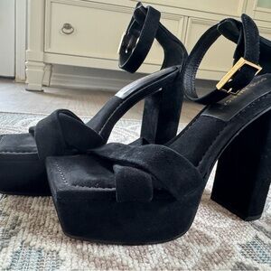 Good American Black Suede Platform Sandals. Size 7.